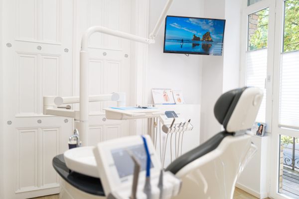 Behandlungsraum mit Bildschirm in der Zahnarztpraxis am Lousberg